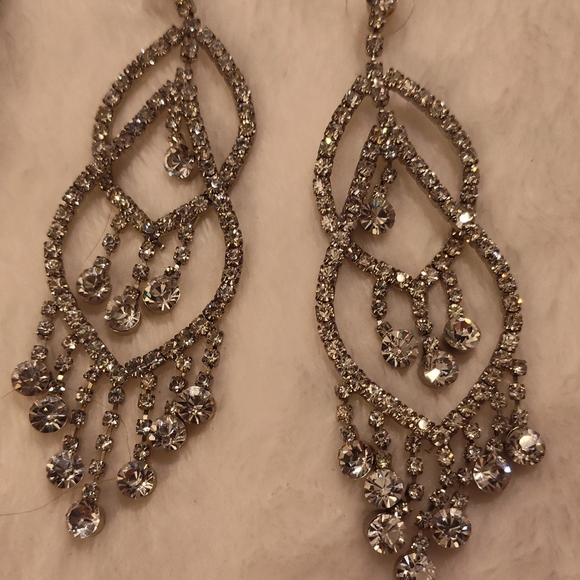 NEW! Vintage Cache Dangling Earrings - Picture 4 of 8